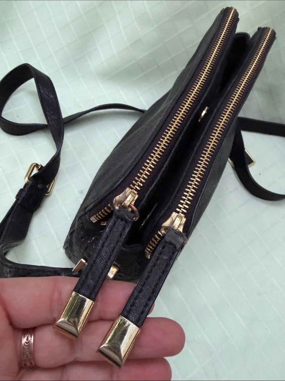 Vintage Vince Camuto Classic Black Pebbled Leather Crossbody Bag/Gold Hardware
